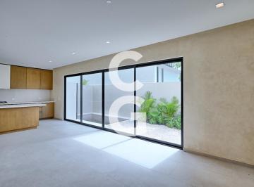 Casa · 256m² · 4 Recámaras · 2 Estacionamientos · Casa en Venta en Cancún en Residencial Río con Alberca, Jardín y 4 Recámaras