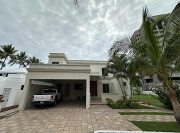 Casa · 3 Recámaras · 2 Estacionamientos · Casa en Villas de Rueda, Mazatlán, Sinaloa.