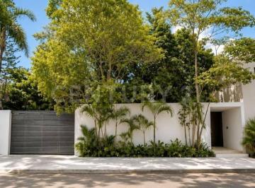 Casa · 240m² · 3 Recámaras · 4 Estacionamientos · Venta Casa Tropical con Alberca en Cancun Yp0226