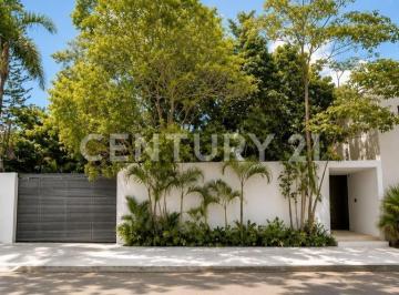 Casa · 240m² · 3 Recámaras · 4 Estacionamientos · Venta Casa Tropical con Alberca en Cancun Yp0226