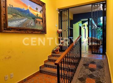 Casa · 351m² · 5 Recámaras · Casa en Venta, Amplia Estilo Colimota, Acabados Acabados en Madera de Lujo.