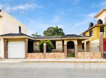 Casa · 228m² · 4 Recámaras · 4 Estacionamientos · Casa en Venta en Col. Vicente Guerrero, Cd. Madero.