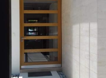Cuenta con tres recamas con baño completo cada uno y dos de ellas con vestidor ( · Casa Lista Para Mudarse, Funcional, Excelente Ubicacionno Colinda con La Presa.