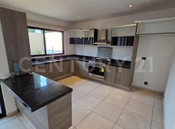 Casa · 220m² · 5 Recámaras · Casa Renta Santillana