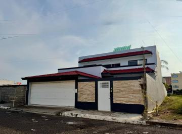 Casa · 302m² · 4 Recámaras · 2 Estacionamientos · Casa en Venta en Costa de Oro con Alberca