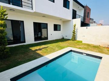 Casa de 4 habitaciones, Cuernavaca · Casa Sola con Alberca Dentro de Fraccionamiento Privado