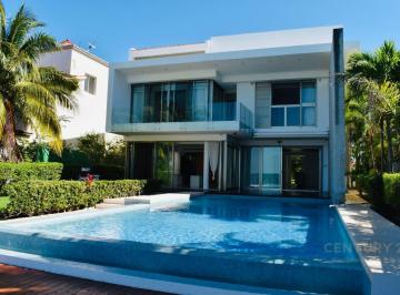 Casa en condominio · 812m² · 5 Recámaras · 2 Estacionamientos · Venta Casa en Condominio Isla Dorada con Muelle en Zona Hotelera Cancún C3220