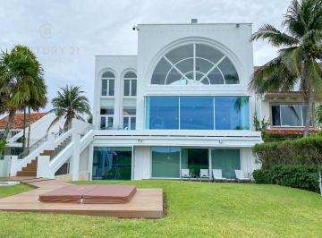 Casa · 1200m² · 3 Recámaras · 4 Estacionamientos · En Residencia de Lujo Frente Al Mar en La Zona Hotelera de Cancún C4026