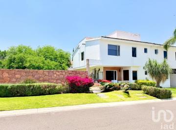 Casa · 187m² · 3 Recámaras · 2 Estacionamientos · Casa en Venta, Real del Bosque, Corregidora Queretaro