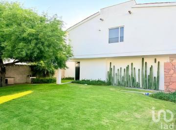 Casa · 187m² · 3 Recámaras · 2 Estacionamientos · Casa en Venta con Amplio Jardin en Real del Bosque Corregidora
