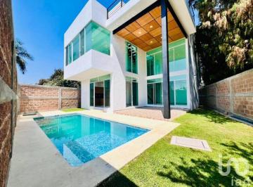 Casa · 258m² · 3 Recámaras · 2 Estacionamientos · Casa Minimalista con Alberca y Roof Garden en Venta, Burgos – Temixco, Morelos