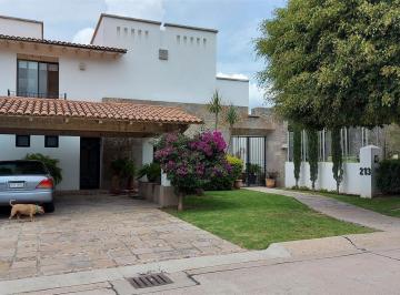 Casa · 370m² · 3 Recámaras · 4 Estacionamientos · Casa Venta Recámara Principal Pb, Club de Golf