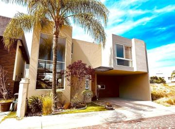 Casa · 300m² · 3 Recámaras · 2 Estacionamientos · Casa de Lujo en Privada en Cumbres del Lago