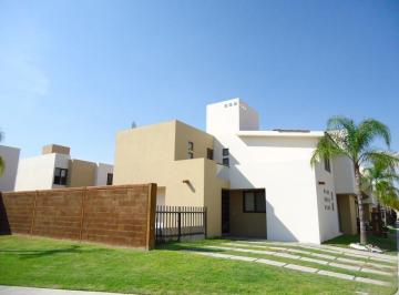Casa en condominio · 204m² · 4 Recámaras · 2 Estacionamientos · Renta Puerta Real 4 Recamaras Alberca Seguridad