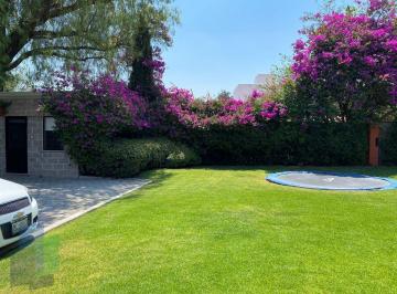 3c9743dc71eed2327e82b4385175f9236c26e92cee739522d8b79ad0470054cd · Casa en Venta en Jurica de un Nivel con Amplio Jardín.