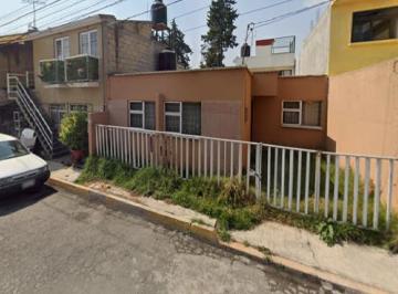 Casa de 2 habitaciones, Toluca · Casa en Venta en Celanese, San Lorenzo Tepaltitlan, Toluca, Estado de Mexico.