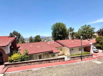 Casa de 2 habitaciones, San Pedro Tlaquepaque · Casa en Venta Frente Al Ingreso del Hotel El Tapatío en Tlaquepaque, Jalisco, México.