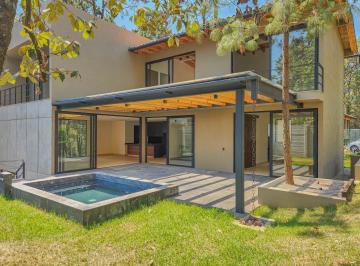 Casa · 390m² · 5 Recámaras · 2 Estacionamientos · Casa Nueva y Amplia en Avandaro | Dentro de Conjunto Residencial