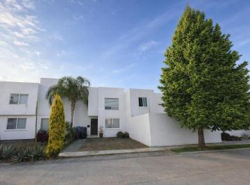 Casa · 112m² · 3 Recámaras · 2 Estacionamientos · 3recamaras, Vistas Altozano. Jardin