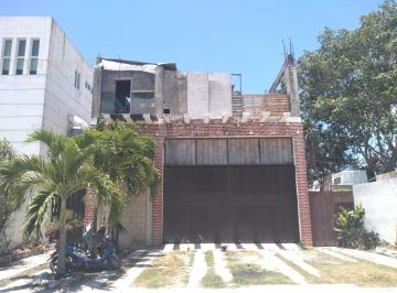 Bodega comercial · 162m² · 2 Estacionamientos · Bodega Comercial en Venta Sobre Av en Playa del Carmen | con Uso Mixto | P3303