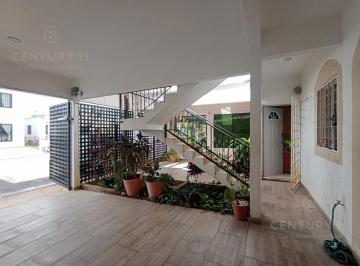 Casa · 184m² · 7 Recámaras · 1 Estacionamiento · Amplia Casa 6 Rec Toscana Sobre Av Chemuyil Playa del Carmen P4117