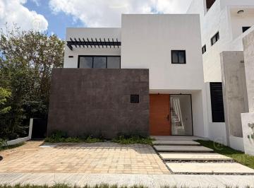 Casa · 231m² · 4 Recámaras · 3 Estacionamientos · Casa en Pre - Venta, Via Cumbres C3895