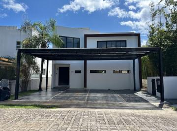 Casa · 341m² · 4 Recámaras · 2 Estacionamientos · Hermosa Residencia Amueblada en Venta con Paneles Solares de 4h/4.5b en Playacar 2, Playa del Carmen