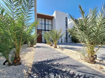 Casa · 430m² · 4 Recámaras · 2 Estacionamientos · Casa de Lujo de 4 Habitaciones 5 Baño, con Acabados Finos en Venta en Playa Magna, Playa del Carmen