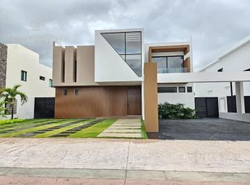 Casa · 720m² · 4 Recámaras · 8 Estacionamientos · Casa 4 Recamaras en Venta Lagos del Sol Cancún | Nueva con Vista Panorámica Al Lago | C4114
