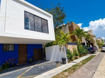 Casa · 121m² · 3 Recámaras · 2 Estacionamientos · Casa en Venta con Terreno Excedente Jacuzzi y Alberca Privada en Playa del Sol Playa del Carmen P