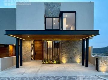 Casa · 311m² · 3 Recámaras · 2 Estacionamientos · Casa en Renta en Altozano Condominio Roca