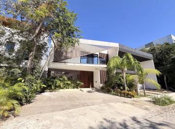 Casa · 545m² · 5 Recámaras · 4 Estacionamientos · Espectacular Casa en Venta de 5 Recs Alberca Privada en Aldea Zama Tulum