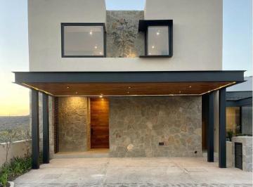 Casa · 307m² · 3 Recámaras · 2 Estacionamientos · Casa en Renta en Altozano Condominio Roca