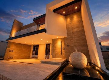 Casa · 376m² · 4 Recámaras · 3 Estacionamientos · Casa en Venta en Lomas de Angelopolis III, Cascatta, Puebla.