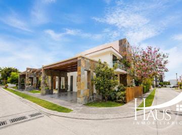 Casa en condominio de 5 habitaciones, Emiliano Zapata · Casa en Venta, en Club Paraíso Country Club Cuernavaca