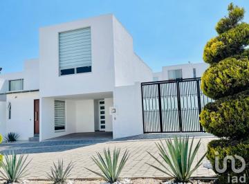 Casa · 220m² · 2 Recámaras · 2 Estacionamientos · Casa en Venta en Farasi