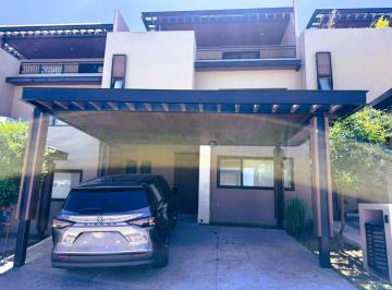 Casa de 4 habitaciones, El Marqués · Casa en Villa Carriedo, Zona Campanario Norte con 4 Recámaras, Pádel y Alberca