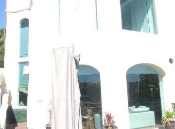 Casa · 560m² · 4 Recámaras · 3 Estacionamientos · En Venta en Casa con Alberca, Doble Terreno y Doble Frente. 4 Recámaras.