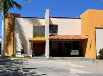 Casa · 476m² · 4 Recámaras · 2 Estacionamientos · Casa Residencial en Venta en Fracc. Villantigua Slp