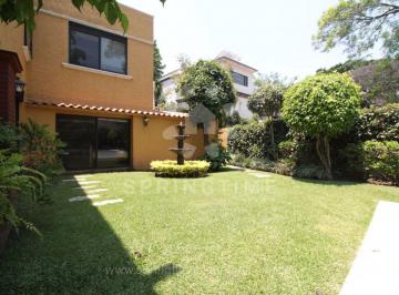 Casa de 4 habitaciones, Cuernavaca · Casa Mexicana de Dos Niveles con Alberca y Jardín | Acapantzingo, Cuernavaca