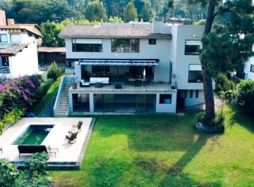Casa · 400m² · 4 Recámaras · 2 Estacionamientos · Casa en Renta en Valle de Bravo con Vista Al Lago