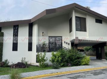 Casa · 732m² · 4 Recámaras · 4 Estacionamientos · Casa en Venta en San Pedro Garza García