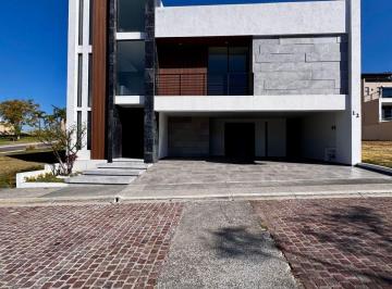 Casa · 490m² · 4 Recámaras · 3 Estacionamientos · Casa - Cascatta