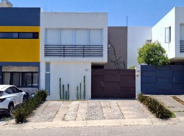 Casa de 3 habitaciones, Tlajomulco de Zúñiga · Excelente Residencia en Renta Frente a Parque Coto Guarnición Fraccionamiento Casa Fuerte