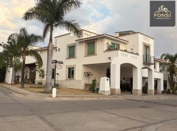 Casa · 258m² · 3 Recámaras · 2 Estacionamientos · Casa en Venta en La Marina