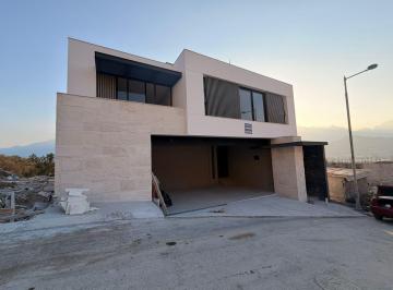 Casa · 490m² · 3 Recámaras · 3 Estacionamientos · Casa en Fraccionamiento Castaños del Vergel