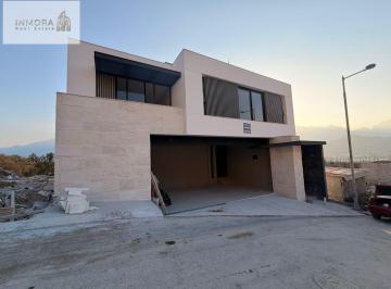 Casa · 490m² · 3 Recámaras · 3 Estacionamientos · Casa en El Uro