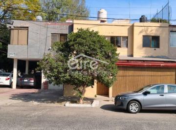 Casa de 3 habitaciones, Guadalajara · Casa en Venta en Italia Providencia | Uso Habitacional con Espacios Para Oficinas