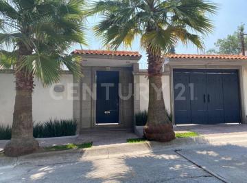 Casa · 195m² · 3 Recámaras · 2 Estacionamientos · Casa Renta en La Herradura con Amplios Espacios y Jardín Privado