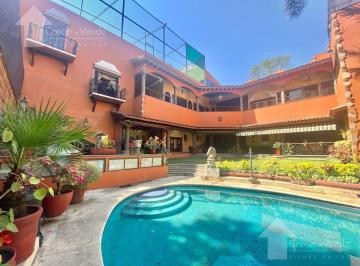 Casa · 1182m² · 8 Recámaras · 7 Estacionamientos · Casa en Venta en Acapantzingo Cuernavaca con Uso de Suelo Comercial